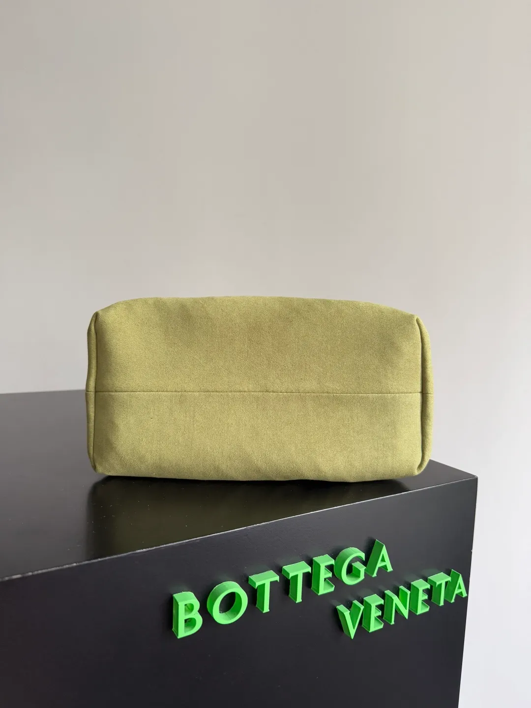 Batch 1660 BOTTEGA VENETA 2025 new product pinacoteca has super soft leather, and the weaving function, practicality and relaxed fashion sense have not fallen behind❤️‍🔥Amway has given sisters a must-have bag when going out. The size of the bag also accurately meets the commuting needs of urban beauties. It can accommodate mobile phones, keys, lipstick, powder, sunscreen, shopping bags...all of it! ! ! 🔥The capacity should not be underestimated~ It does not choose people, clothes, or occasions. With its majestic curved outline, exquisite woven texture, delicate edges and rounded handles, this woven vegetable basket bag truly achieves the goal of "dressing up and being fashionable without getting in the way"~ Are you interested in Jimei? Style number: 819004 Size: 24*15*12cm